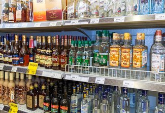 Со скольки лет продают алкоголь в России?